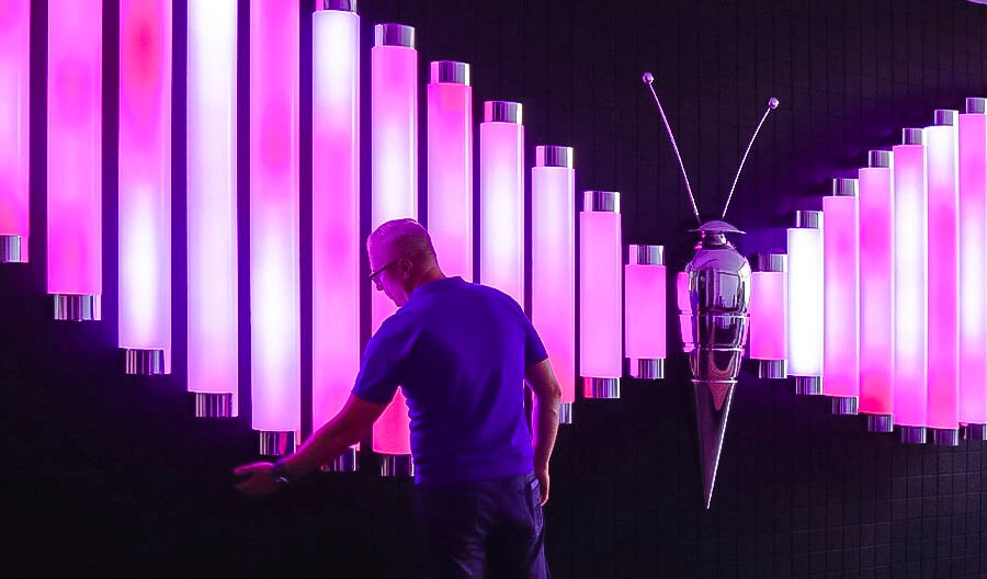 Ziyarətçi çəhrayı və ağ rəngdə parlayan şaquli işıq borularından ibarət “Butterfly” instalyasiyası ilə qarşılıqlı əlaqədədir.